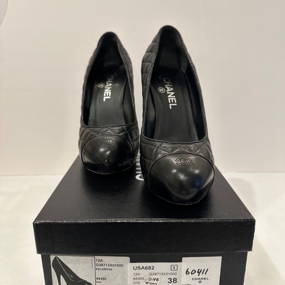 CHANEL ESCARPINS SIGNATURE BLACK QUILTED CAP TOE LEATHER HEELS IN BLACK - Picture 3 of 6